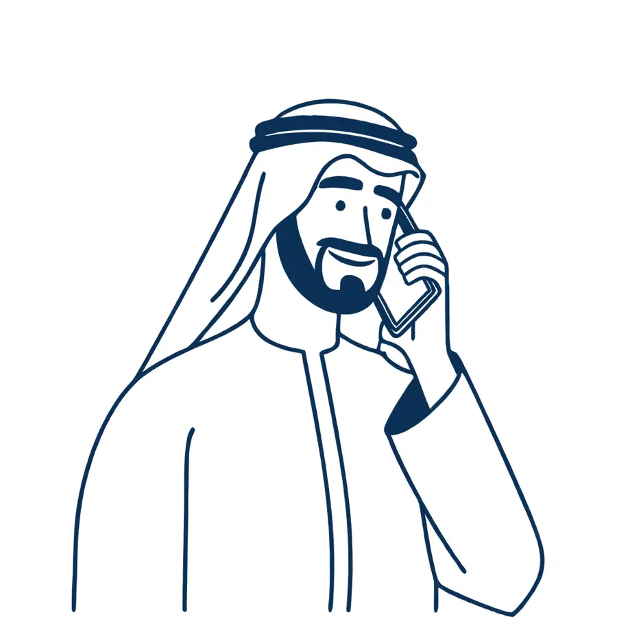 رجل يضحك أثناء مكالمة هاتفية