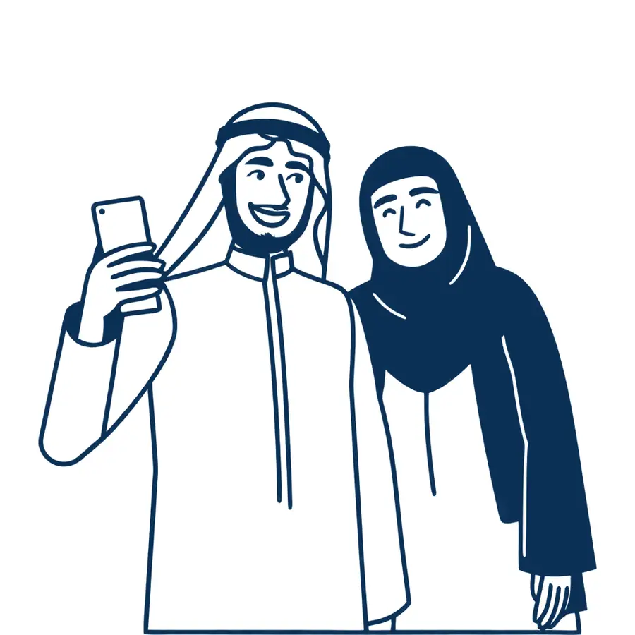صديقان يضحكان والرجل يُري المرأة شيئاً على تلفونه