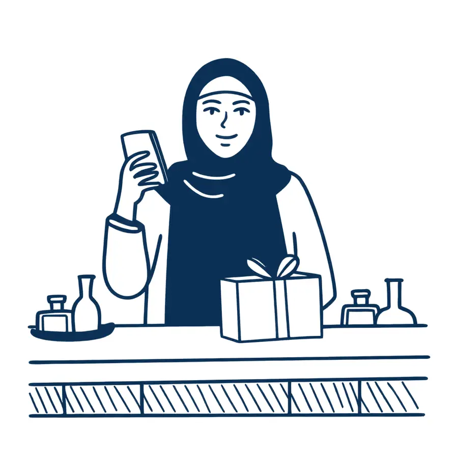 امرأة في متجر العطور تقرأ رسالة وتفتح علبة هدية