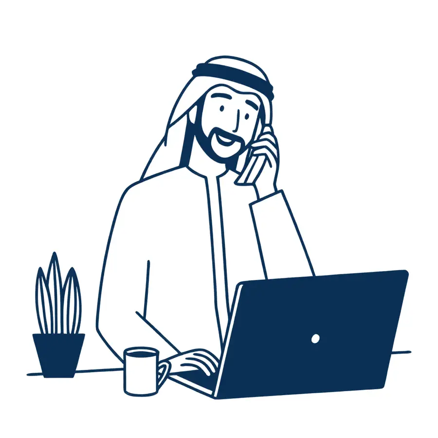 رجل في مكالمة عمل أمام حاسوبه